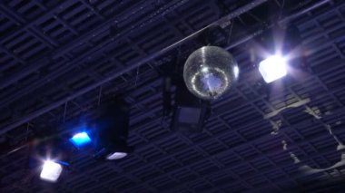 Yansıtılmış bir disko topu. Tiyatro aydınlatma donanımları