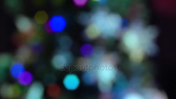 Arbre de Noël décoré. Jouets et flocons de neige en dentelle. Nouvel an. Image floue 