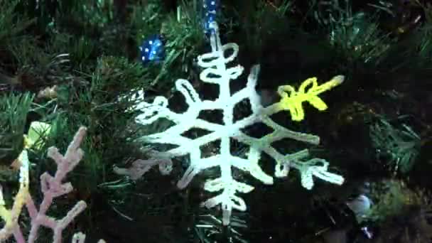 装饰圣诞树 玩具和花边雪花 — 图库视频影像