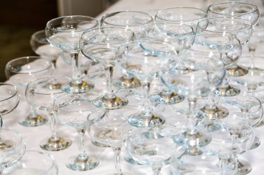 Birçok boş şampanya bardağı Restoran tablo