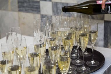 Şampanya cam tarafından dökülür. Gala alış veya düğün