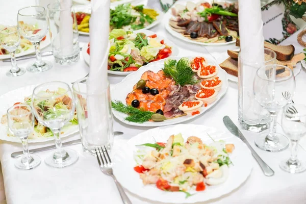 Aperatifler ve lezzetleri Ziyafet masada. Yemek Servisi. Kutlama veya düğün. Açık büfe.
