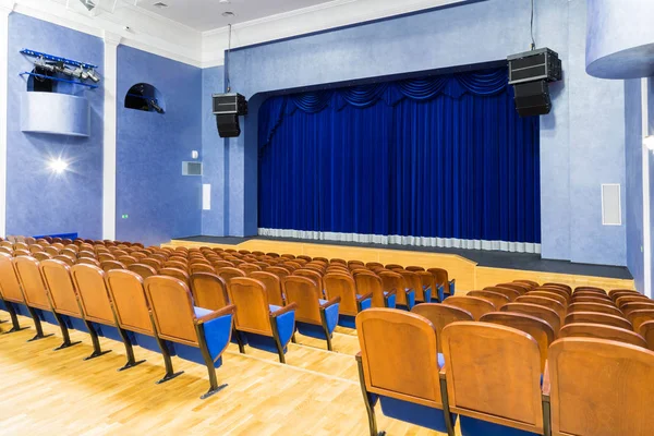 Auditorio Teatro Cortina Azul Escenario Silla Azul Marrón Habitación Sin — Foto de Stock