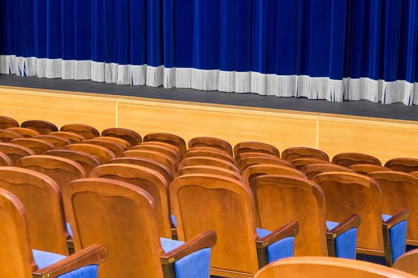 Auditorio Teatro Cortina Azul Escenario Silla Azul Marrón Habitación Sin — Foto de Stock