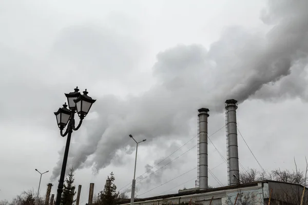 Kouř Komína Chp Znečištění Prostředí Ekologickou Katastrofu Pouliční Lampa — Stock fotografie
