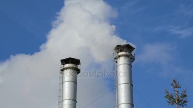 Çevre kirliliği Chp. baca dumanı. Çevre felaketi. Mavi gökyüzü.