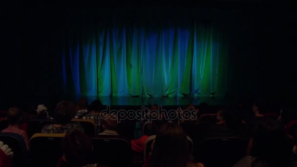 Mensen Ouders Kinderen Het Auditorium Voor Show Blauw Groene Gordijn — Stockvideo