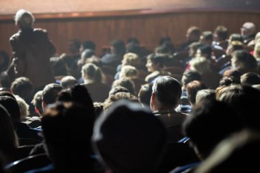 Aula performans sırasında insanlar. Bir tiyatro üretim.