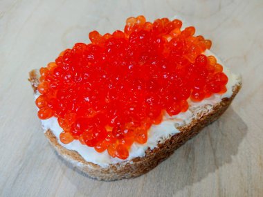 Kırmızı havyar ile sandviç. Beyaz ekmek tereyağı ile. Deniz ürünleri lezzetleri.