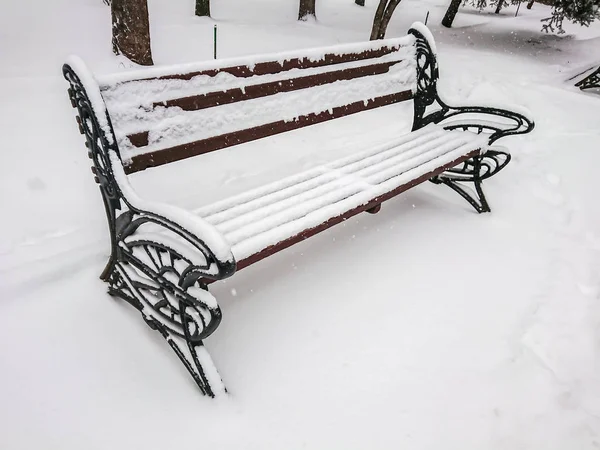 Ławka Mieście Park Opady Śniegu Zimowy Dzień — Zdjęcie stockowe