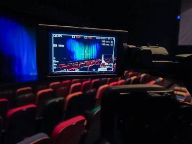 Belgili tanımlık camcorder Lcd ekranda. Videografisi tiyatro. Sahne Alanı'ndaki mavi-yeşil perde.