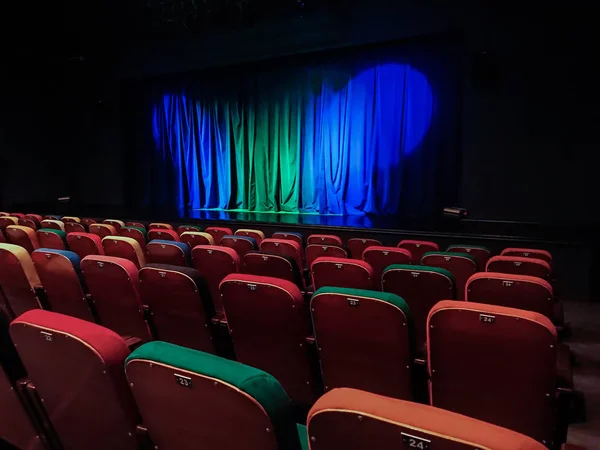 Auditorium Théâtre Rideau Bleu Vert Sur Scène Chaises Spectateurs Multicolores — Photo