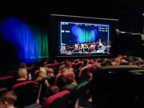 Câmera Vídeo Auditório Espectadores Reúnem Salão Antes Apresentação Display Lcd — Fotografia de Stock