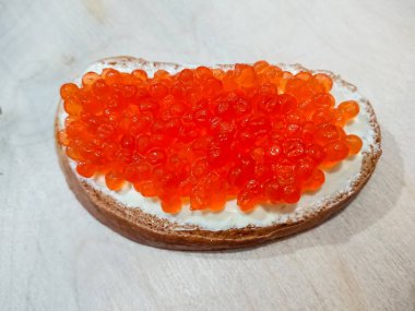 Kırmızı havyar ile sandviç. Beyaz ekmek tereyağı ile. Deniz ürünleri lezzetleri.