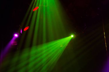 Bir tiyatro ya da konser salonunun aydınlatma donanımları Sahne Alanı'nda. Spot ışık ışınları. Halojen ve led ampulleri. Lens Aydınlatma.
