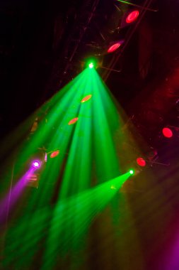 Bir tiyatro ya da konser salonunun aydınlatma donanımları Sahne Alanı'nda. Spot ışık ışınları. Halojen ve led ampulleri. Lens Aydınlatma.