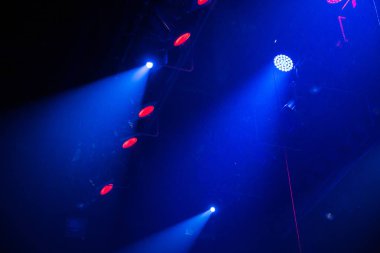 Bir tiyatro ya da konser salonunun aydınlatma donanımları Sahne Alanı'nda. Spot ışık ışınları. Halojen ve led ampulleri. Lens Aydınlatma.