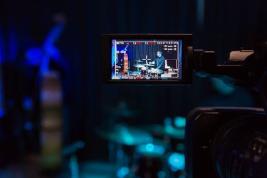 Saratov / Rusya - 27 Ocak 2018: belgili tanımlık camcorder üstünde Lcd göstermek. Konser filme. Çift bas ve davul çalmaya müzisyenler