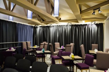 Kafe iç. Sandalye ve masa restoranda