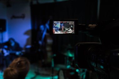 Saratov / Rusya - 27 Ocak 2018: belgili tanımlık camcorder üstünde Lcd göstermek. Konser filme. Kontrbas, synthesizer, gitar ve perküsyon yürütme müzisyenler.