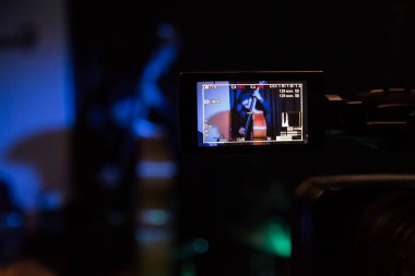 Saratov / Rusya - 27 Ocak 2018: belgili tanımlık camcorder üstünde Lcd göstermek. Konser filme. Müzisyen kontrbas çalar