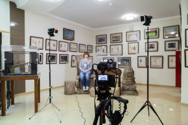 Saratov / Rusya - 29 Ocak 2018: Müzesi'nde çekim Tv. Belgili tanımlık camcorder LCD monitörde. Kamera önünde kız. Görüşme kaydı. Ekipman ve aydınlatma donanımları filme. Canon Xc15