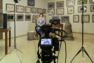Saratov / Rusya - 29 Ocak 2018: Müzesi'nde çekim Tv. Belgili tanımlık camcorder LCD monitörde. Kamera önünde kız. Görüşme kaydı. Ekipman ve aydınlatma donanımları filme. Canon Xc15