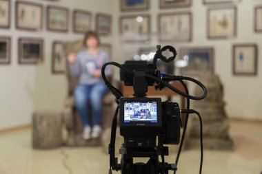 Saratov / Rusya - 29 Ocak 2018: Müzesi'nde çekim Tv. Belgili tanımlık camcorder LCD monitörde. Kamera önünde kız. Görüşme kaydı. Ekipman ve aydınlatma donanımları filme. Canon Xc15