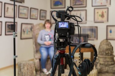 Saratov / Rusya - 29 Ocak 2018: Müzesi'nde çekim Tv. Belgili tanımlık camcorder LCD monitörde. Kamera önünde kız. Görüşme kaydı. Ekipman ve aydınlatma donanımları filme. Canon Xc15
