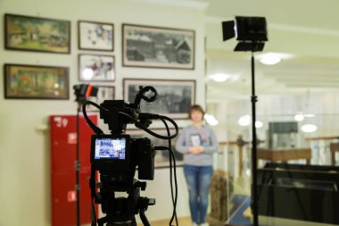 Saratov / Rusya - 29 Ocak 2018: Müzesi'nde çekim Tv. Belgili tanımlık camcorder LCD monitörde. Kamera önünde kız. Görüşme kaydı. Ekipman ve aydınlatma donanımları filme. Canon Xc15