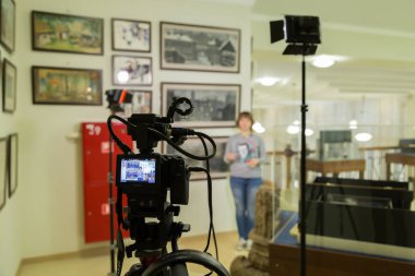 Saratov / Rusya - 29 Ocak 2018: Müzesi'nde çekim Tv. Belgili tanımlık camcorder LCD monitörde. Kamera önünde kız. Görüşme kaydı. Ekipman ve aydınlatma donanımları filme. Canon Xc15