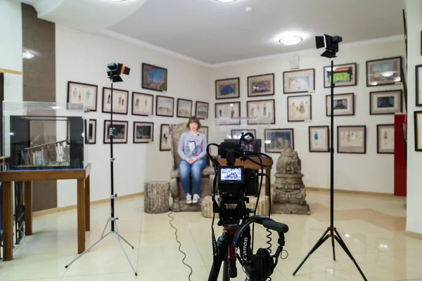 Saratov / Rusya - 29 Ocak 2018: Müzesi'nde çekim Tv. Belgili tanımlık camcorder LCD monitörde. Kamera önünde kız. Görüşme kaydı. Ekipman ve aydınlatma donanımları filme. Canon Xc15