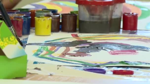 Pinturas Infantiles Con Pincel Gouache Sobre Papel — Vídeo de stock