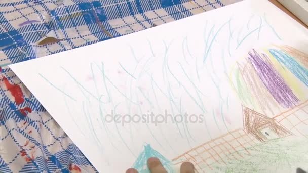 Ребенок Рисует Пейзаж Листе Бумаги — стоковое видео
