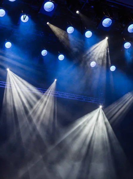 蓝色光线透过烟雾在剧院或音乐会大厅聚光灯 照明设备演出或表演 — 图库照片