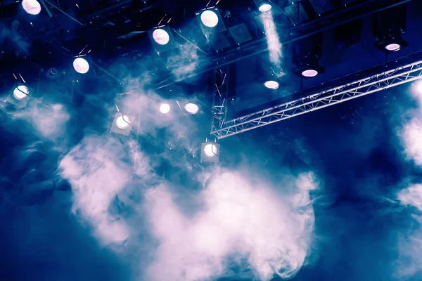 Spot tiyatro ya da Konser Salonu'nda duman yoluyla gelen mavi ışık ışınları. Aydınlatma donanımları, performans veya göstermek için