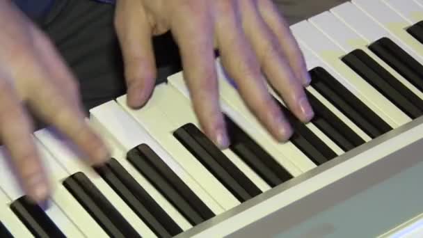 Músico Toca Num Piano Digital Mãos Pianista Sintetizador Piano Eletrônico — Vídeo de Stock