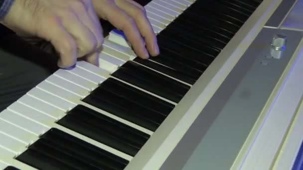 Muzyk Gra Pianinie Cyfrowym Ręce Pianisty Syntezator Lub Pianino Elektroniczne — Wideo stockowe