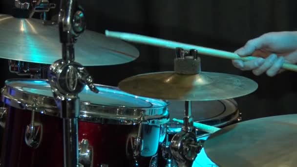 Der Musiker Spielt Schlagzeug Schlagzeugerhände Schlagzeug Jazzkonzert Club — Stockvideo