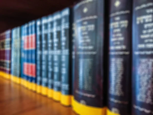 イメージ 図書館の書棚にマルチカラーの本 ピンぼけ効果 — ストック写真