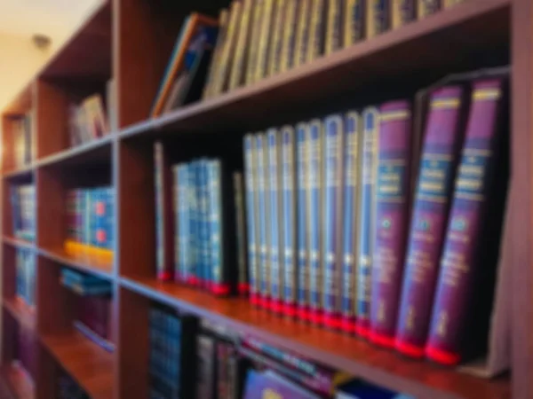イメージ 図書館の書棚にマルチカラーの本 ピンぼけ効果 — ストック写真