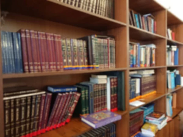 Defocused Kép Multi Színes Könyvek Könyvtárban Könyvespolcon Bokeh Hatása — Stock Fotó