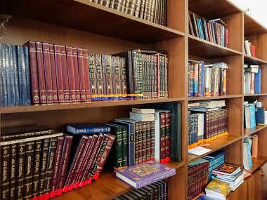Saratov / Rusya - 25 Şubat 2018: sinagog kitaplığında. Çok renkli kitap kütüphane içinde bookshelf