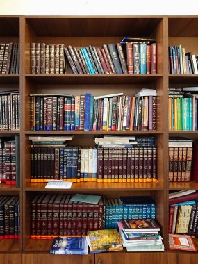 Saratov / Rusya - 25 Şubat 2018: sinagog kitaplığında. Çok renkli kitap kütüphane içinde bookshelf