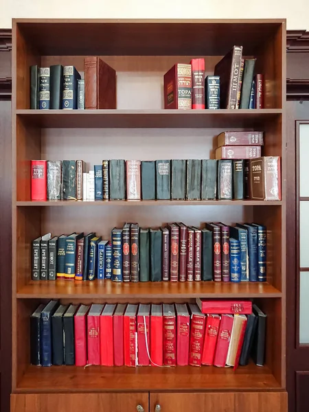 萨拉托夫 俄罗斯 2018年2月25日 会堂里的图书馆 图书馆书架上的多色书 — 图库照片
