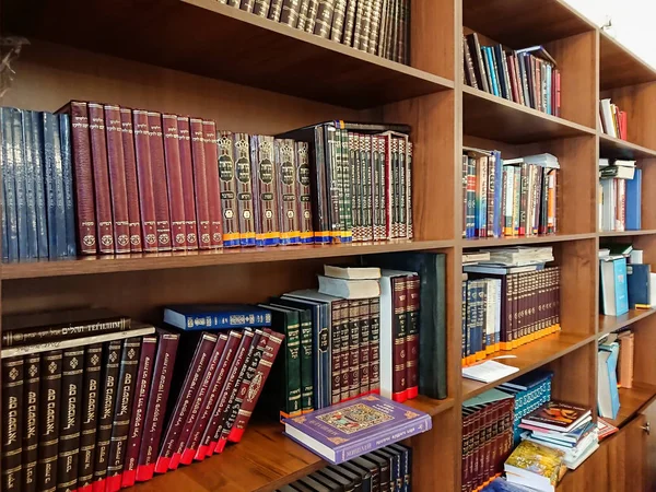 Saratov / Rusya - 25 Şubat 2018: sinagog kitaplığında. Çok renkli kitap kütüphane içinde bookshelf