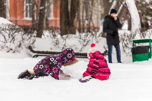 Dos Niños Juegan Nieve Parque Ciudad Día Invierno —  Fotos de Stock