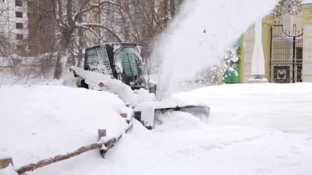 Maşină Îndepărtat Zăpada Îndepărtarea Zăpezii După Cădere Zăpadă Parcul Orașului — Videoclip de stoc