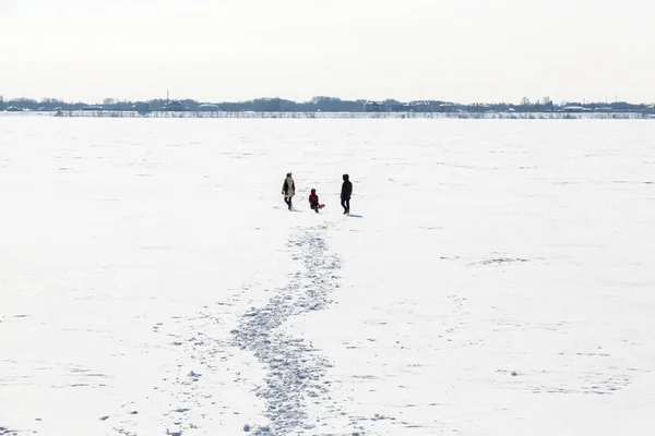 Família Caminha Sobre Gelo Rio Dia Inverno — Fotografia de Stock