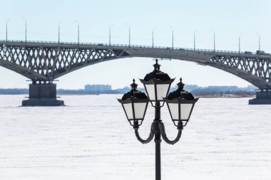 Volga Nehri Saratov şehirler ve Engels, Rusya arasındaki yolu köprüsü. Dolgu, kış veya bahar günü. Nehrin üzerinde buz.